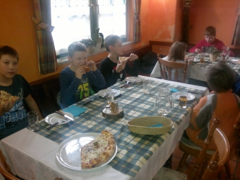 Mladi tečajniki radio kluba Cerkno, S50E na božično novoletni pojedini