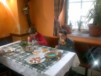 Mladi tečajniki radio kluba Cerkno, S50E na božično novoletni pojedini