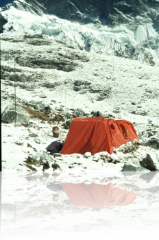 Vertikalna-antena-v-bazi-LhoTse